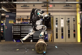 Boston Dynamics показал, как робот Атлас занимается паркуром